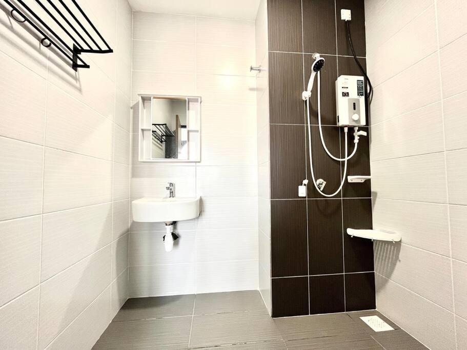 Urban Home-Swimming Pool-City Center Malacca Exterior foto